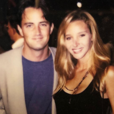 H Lisa Kudrow ανακάλυψε τώρα το μήνυμα που της είχε αφήσει ο Matthew Perry μετά τα Φιλαράκια