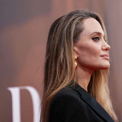 Η Angelina Jolie με ανατρεπτικό, ξανθό κοντό καρέ που μας ταξιδεύει στα ’00s