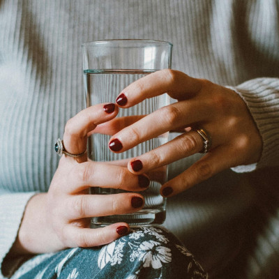 7 καθημερινές συνήθειες που θα σε κάνουν να δείχνεις νεότερη, σύμφωνα με τους ειδικούς