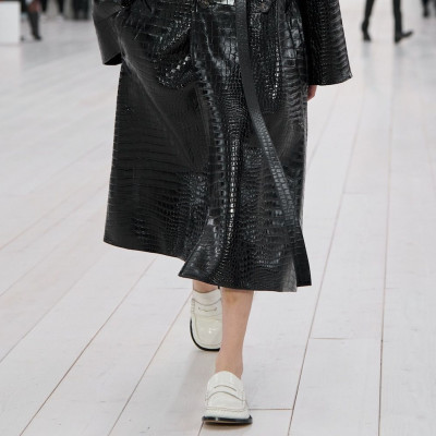 Αυτά είναι τα παπούτσια του 2025 που θα φορέσεις με τα τζιν σου μετά τα sneakers