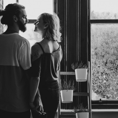 5 τρόποι για να αντιμετωπίσεις το «αόρατο κενό» στη σχέση σου σύμφωνα με τους ειδικούς