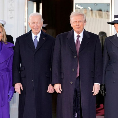 Τα πρώτα λεπτά του Donald Trump στον Λευκό Οίκο και η παράδοση που «έσπασε» η Melania