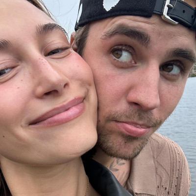 Η απάντηση του Bieber για το unfollow δεν μάς έπεισε 100%, αλλά το ποστ της Hailey «λέει» όλα καλά