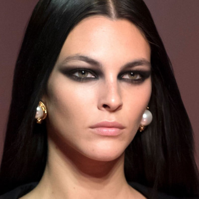 Smokey eye look για αρχάριες: Πώς να το πετύχεις μόνο με έναν «δίσκο ντεμακιγιάζ»