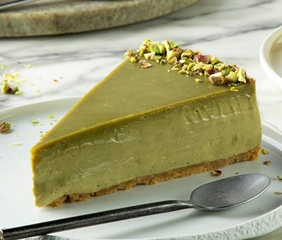 Άκης Πετρετζίκης: Cheesecake με φιστίκια Αιγίνης