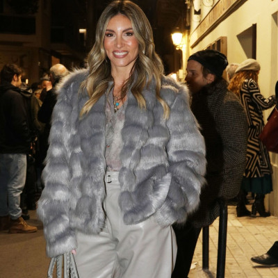 Η Αθηνά Οικονομάκου με total grey έβαλε το παντελόνι μέσα στις μπότες της -In or out?