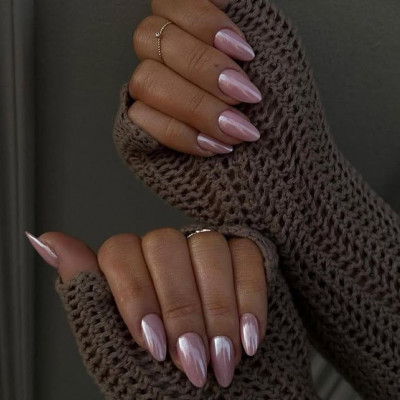 Strawberry Milk Nails: Η τάση που θα βλέπουμε παντού τους επόμενους μήνες