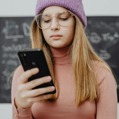 Η Gen Z γενιά έχει ήδη γκρίζα μαλλιά κι αυτό δεν είναι τυχαίο γεγονός ή απλά γονίδια λένε οι ειδικοί