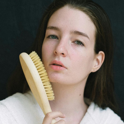 Dry brushing στο πρόσωπο: Όλα όσα πρέπει να γνωρίζεις πριν το δοκιμάσεις