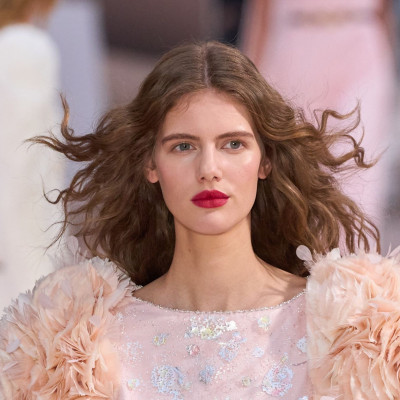 SS25 Haute Couture: Nude χείλη, χρυσά βερνίκια και XL φιόγκοι θα κυριαρχήσουν παντού την άνοιξη