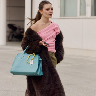 Το 2025 θα πούμε αντίο στη μαύρη τσάντα: H απόχρωση - έκπληξη που θα την αντικαταστήσει