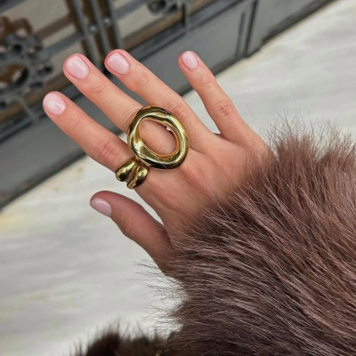 Mocha mousse, burnt orange & ακόμα 2 manicure που αναδεικνύουν τα άκρα