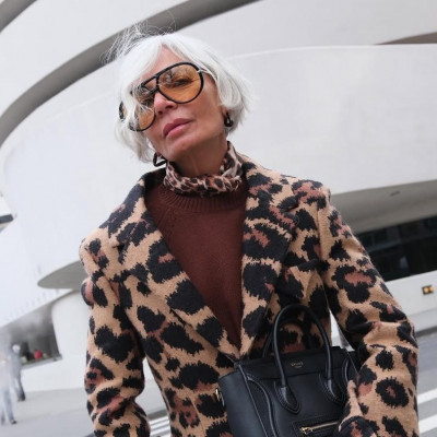 Τι σημαίνει να γκριζάρεις και να μην βάψεις τα μαλλιά σου, σύμφωνα με την ψυχολογία