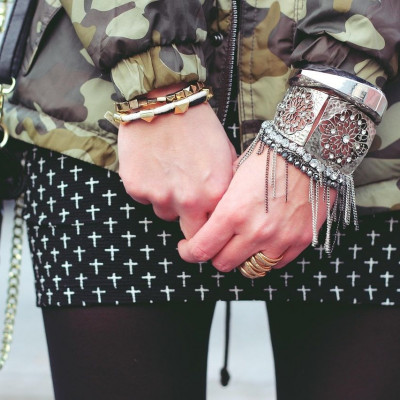 Τι δείχνει το να φοράς πολλά βραχιόλια, σύμφωνα με την ψυχολογία