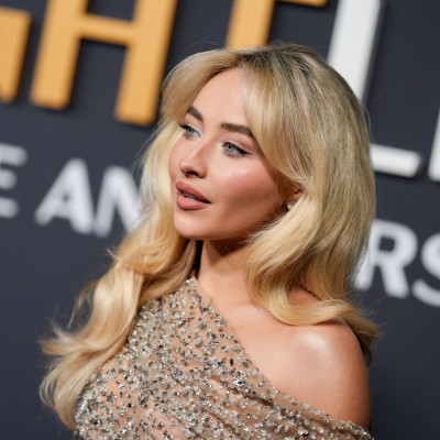 Sabrina Carpenter: 6 υγρά highlighters και το extra tip για να αποκτήσεις τη φυσική λάμψη της