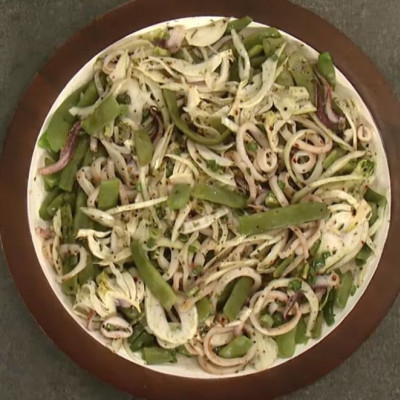 Άκης Πετρετζίκης: Σαλάτα με φασολάκια, καλαμαράκια και φινόκιο