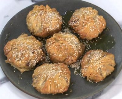 Άκης Πετρετζίκης: Χαλβαδοπιτάκια