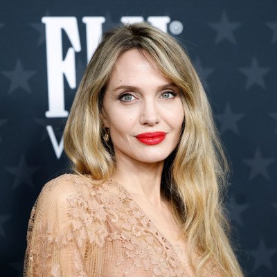 Angelina Jolie: 3 εύκολα tips και 3 κραγιόν για να πετύχεις τα κατακόκκινα, juicy χείλη της