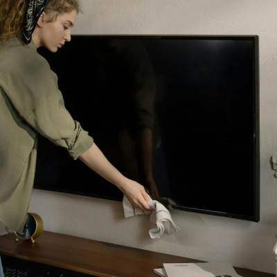 Πώς να καθαρίσεις την οθόνη της τηλεόρασης και να φαίνεται σαν καινούργια με 1 μόνο υλικό
