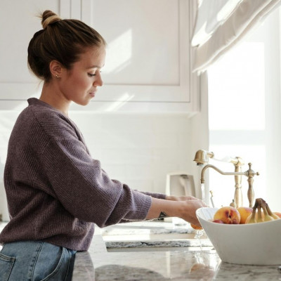 Βάζεις κι εσύ το πανάκι καθαρισμού πάνω από τη βρύση; Μάθε γιατί πρέπει να το αποφύγεις