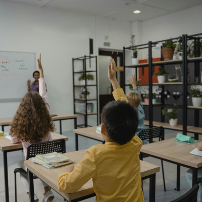 Γιατί όλο και περισσότερα σχολεία στην Αγγλία αφαιρούν τους καθρέφτες από τις τουαλέτες;