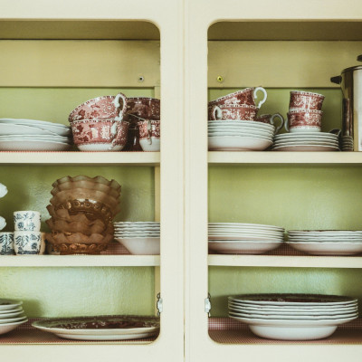 Τακτοποίησε τα φλιτζάνια σου όπως η Marie Kondo και εξοικονόμησε χώρο με το τον πιο κομψό τρόπο