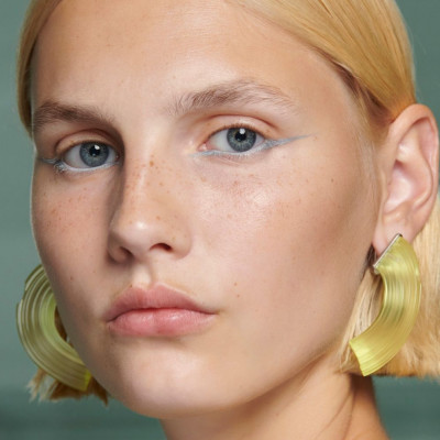 Touch of blue: Η makeup artist της Margot Robbie μας δείχνει το απόλυτο μακιγιάζ για όλες τις ώρες