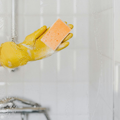 4 συμβουλές για να διατηρείς τις πόρτες του ντους καθαρές για περισσότερο καιρό