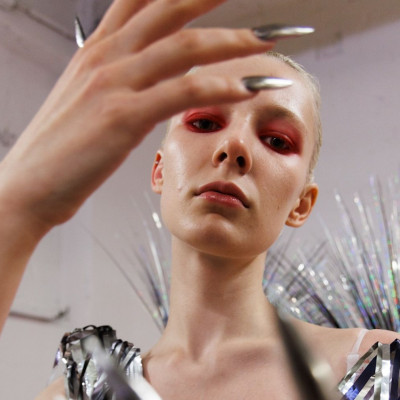 Από mint green μέχρι ροδακινί: 5 hot τάσεις στο manicure της άνοιξης που είδαμε στα catwalks