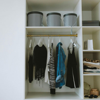 11 πράγματα που δεν πρέπει ποτέ να αποθηκεύεις στη ντουλάπα της κρεβατοκάμαρας