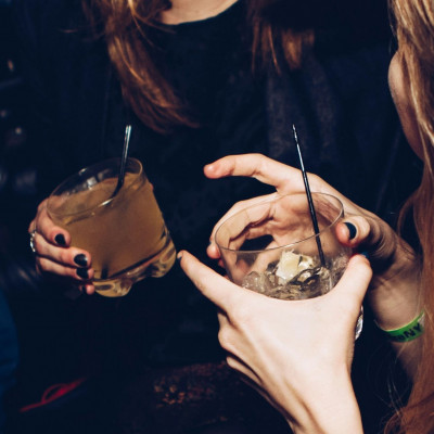 Ιδιοκτήτες μπαρ συνελήφθησαν για επιθέσεις σε 41 γυναίκες και ο κόσμος ακόμη δεν είναι ασφαλής