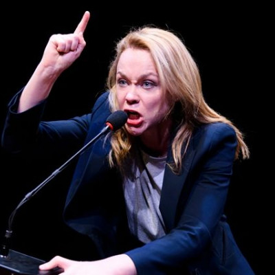 Τελευταίες παραστάσεις για το έργο - φαινόμενο Prima Facie με τη Λένα Παπαληγούρα