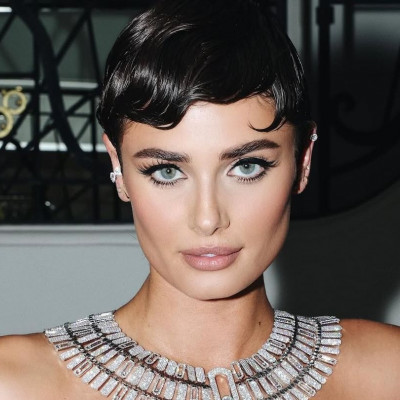 Nano bangs: Η νέα τάση στις αφέλειες που επιλέγουν τώρα οι celebrities