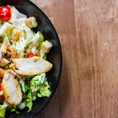 Πώς γίνεται η σαλάτα Caesar; Η συνταγή που έγινε viral στο TikTok