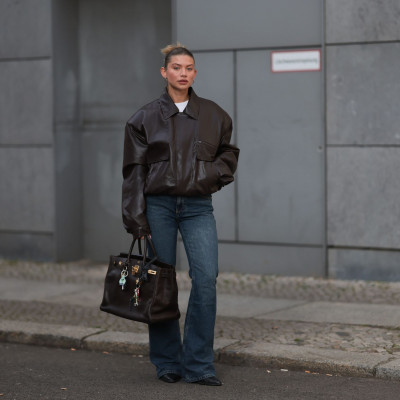 Denim Flare: Το αγαπημένο στυλ των 70s είναι το πιο διάσημο παντελόνι της φετινής άνοιξης