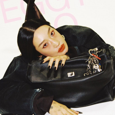 Ποια είναι η Peggy Gou & γιατί όταν δεν είναι στα decks κρατάει τσάντες που κοστίζουν μία περιουσία;