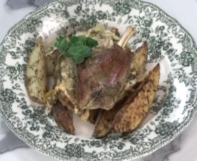 Άκης Πετρετζίκης: Κατσικάκι με κρούστα γιαουρτιού και πατάτες στον φούρνο