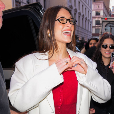 Η Bella Hadid κράτησε την τσάντα με το πιο hot μοτίβο της σεζόν, το bandana print!