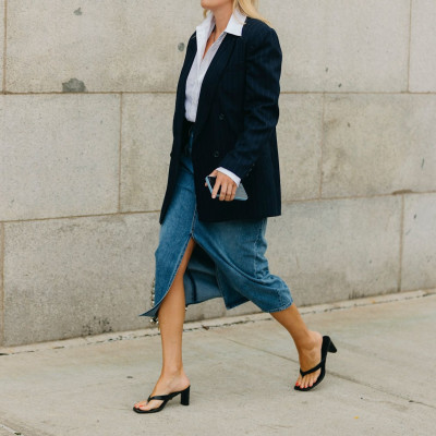 Η τζιν φούστα είναι το πιο σωτήριο item της γκαρνταρόμπας μας για την άνοιξη! Plus: Οδηγός Αγοράς