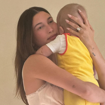 Η Hailey Bieber μιλά για το γυναικολογικό της πρόβλημα όσο ο Justin Bieber ξεφαντώνει στο Coachella