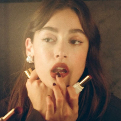 Ούτε gloss ούτε ματ εφέ στα χείλη! Το νέο trend στο TikTok είναι τα «Bitten Lips»