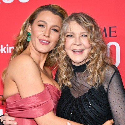 H Blake Lively αποθέωσε τη survivor μητέρα της Willie στο «TIME100» και ο Ryan Reynolds ήταν εκεί