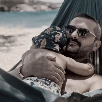 Ο Κίμωνας Κουτσόπουλος ποζάρει στο φακό του μπαμπά Λεωνίδα και είναι ό,τι πιο γλυκό θα δεις σήμερα