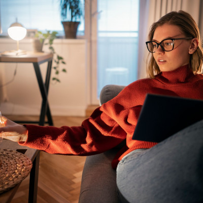 Τι σημαίνει το να προτιμάς να μένεις στο σπίτι αντί να βγαίνεις με φίλους, σύμφωνα με την ψυχολογία