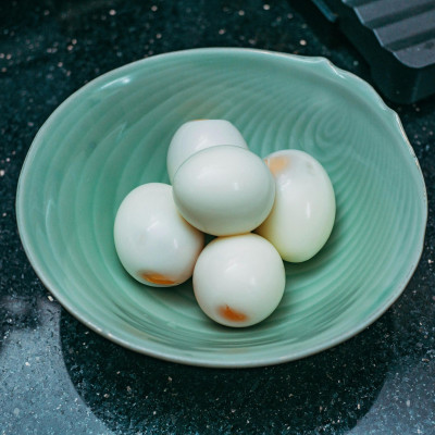 Υπάρχει «σωστός» τρόπος να ξεφλουδίσεις ένα βραστό αυγό; Τι επηρεάζει το ξεφλούδισμα