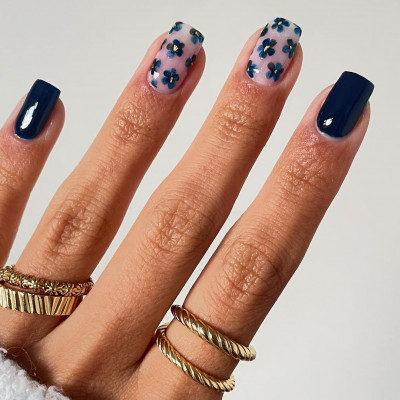 Τι είναι η «Blue Nail Theory;» 8 μπλε manicure που θα αντικαταστήσουν το κλασικό μαύρο βερνίκι