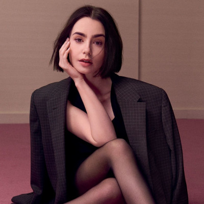 Η Lily Collins έκοψε το πιο κοντό καρέ - Έτσι θα την δούμε στην 5η σεζόν του Emily in Paris στη Ρώμη
