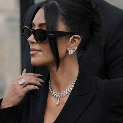 Η Kardashian φόρεσε κοσμήματα αξίας 8εκ. δολαρίων στη δίκη των ληστών της & κάποιοι το λένε παράδοξο