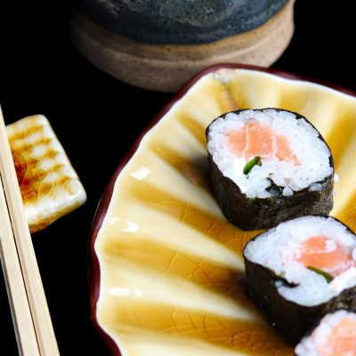 Η viral συνταγή για να φτιάξεις sushi χρησιμοποιώντας τη φόρμα για τα muffins