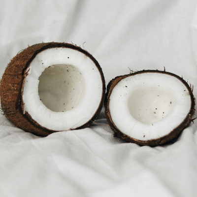 Για εσένα που είσαι ακόμα επιφυλακτική με το λάδι καρύδας στα μαλλιά, συγκεντρώσαμε όλα τα οφέλη του